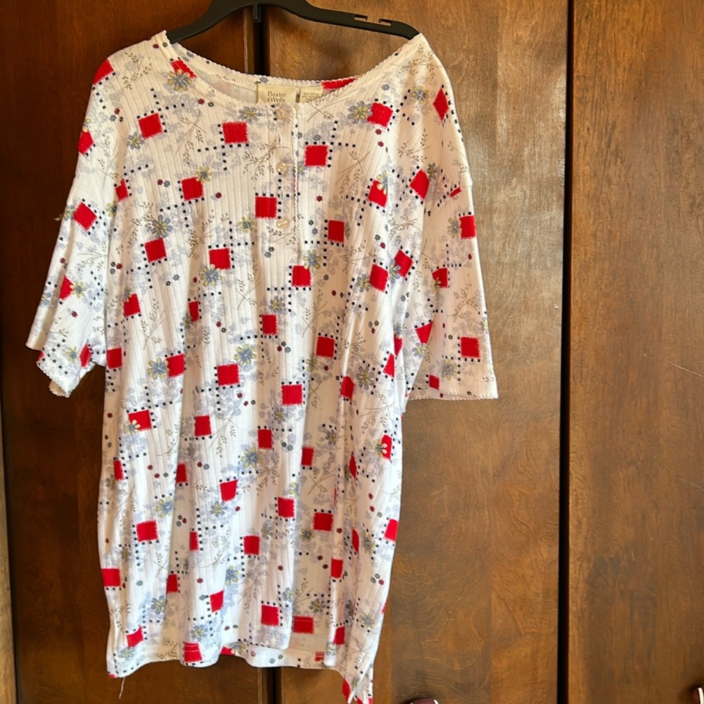 Baxter & Wells. Like new. Short sleeve women’s blouse. Very cute